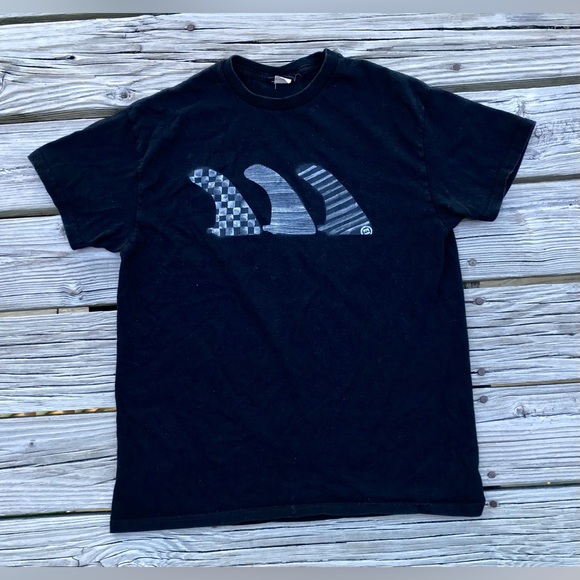 2/$10 Mens M QUIKSILVER Black Surfboard Fin Graphic Print Shortsleeve Tee Tshirt - Picture 3 of 4